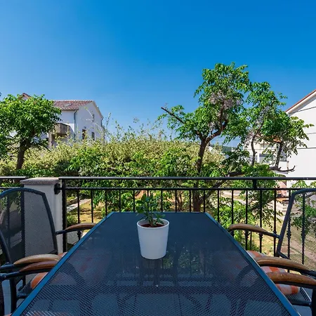 Apartment Mladenka 2 *